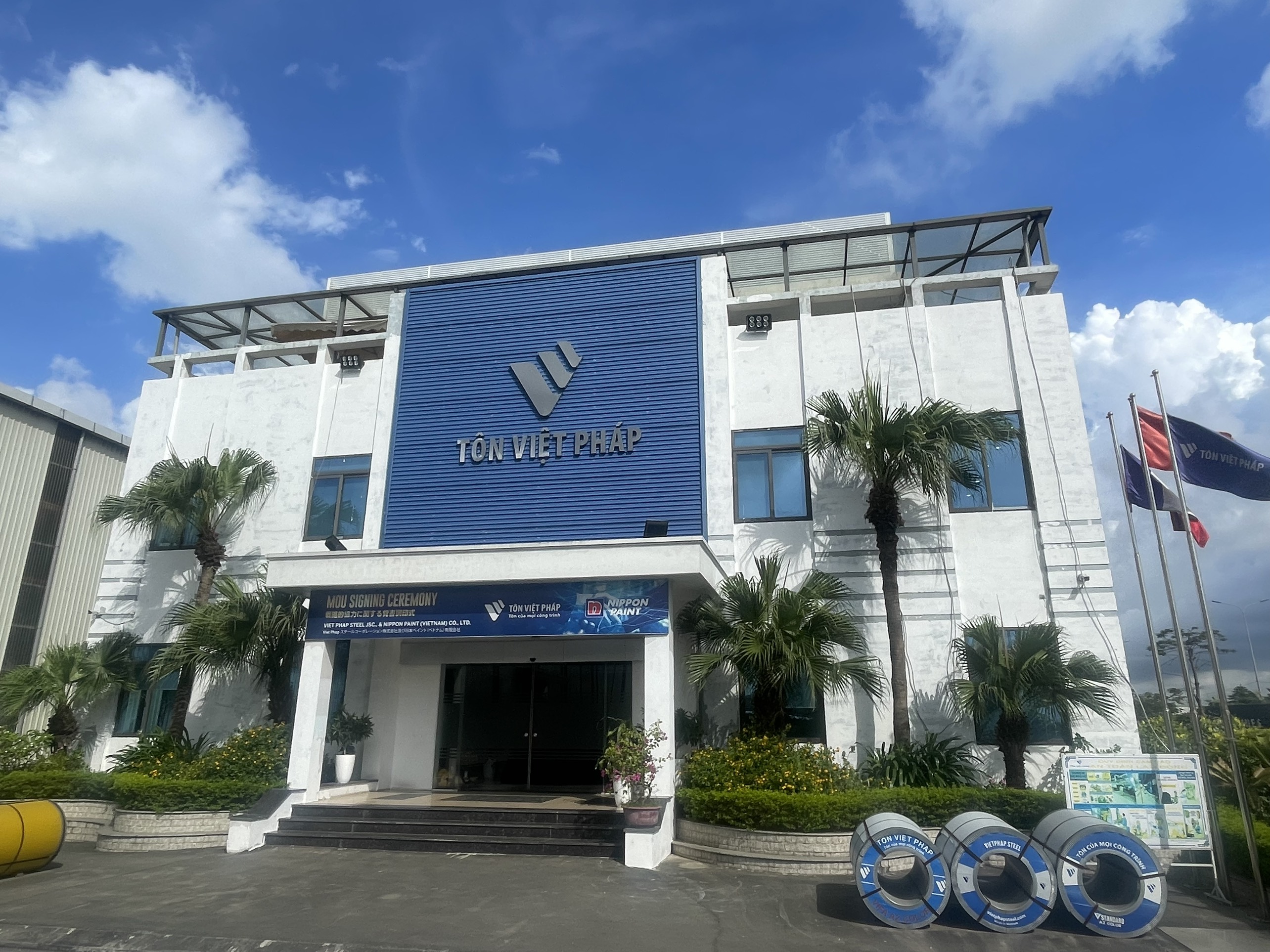 Thi công bả dặm vá, sơn sửa lại công ty cổ phần tôn thép Việt Pháp